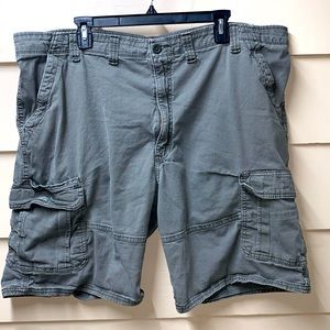 Wrangler relaxed fit shorts. Good used condition 44 waist. 9 1/2” inseam